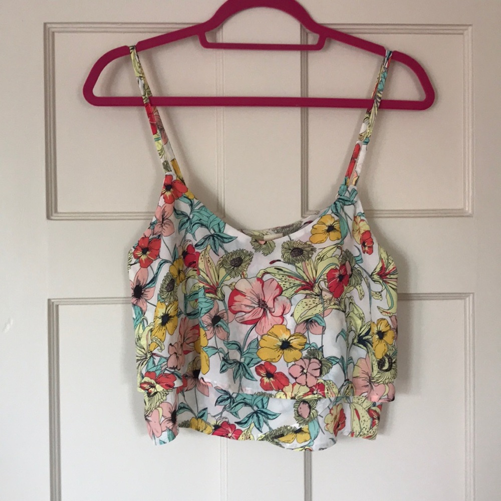 Super cute floral tank top! Never worn! 🌸